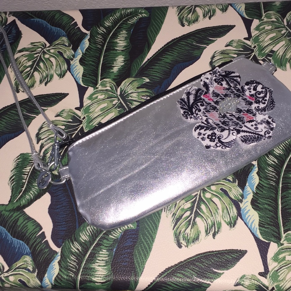 Purse with interchangeable patches